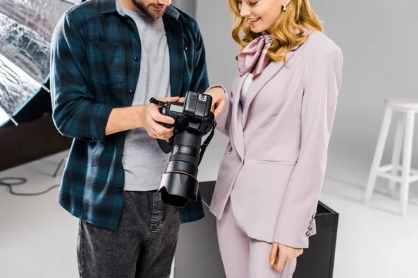 Tiro Recortado Sorrindo Jovem Fotógrafo Modelo Usando Câmera Fotos Juntos — Fotografia de Stock Grátis