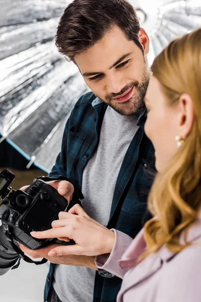 Feliz Joven Fotógrafo Modelo Utilizando Cámara Fotos Juntos — Foto de stock gratuita