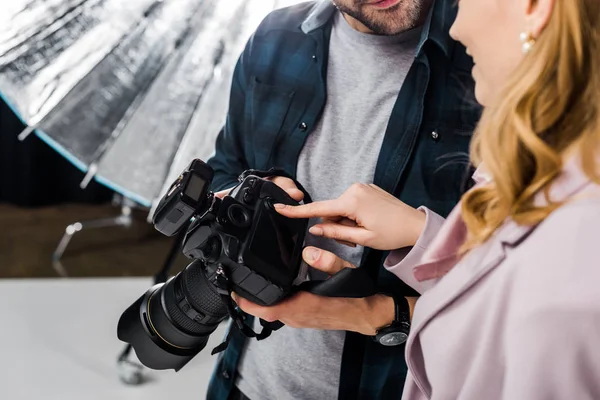 Tiro Recortado Fotógrafo Modelo Usando Câmera Fotos Juntos — Fotografia de Stock