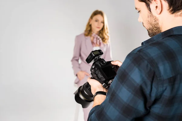 Tiro Recortado Fotógrafo Usando Câmera Modelo Posando Estúdio Fotografia — Fotografia de Stock