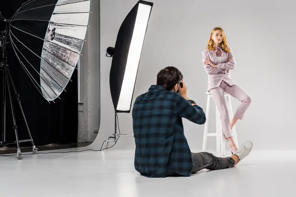 Visão Traseira Fotógrafo Sentado Fotografando Bela Modelo Feminina Estúdio — Fotografia de Stock