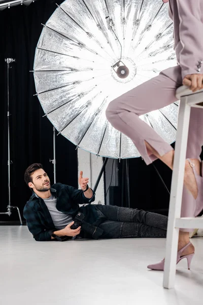 Sonriente Joven Fotógrafo Con Cámara Tumbada Trabajando Con Modelo Elegante — Foto de stock gratuita