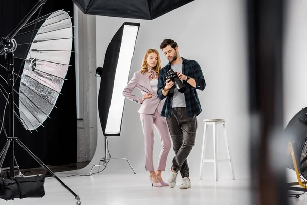 Young Photographer Model Checking Photos Camera Studio — Stock Photo, Image