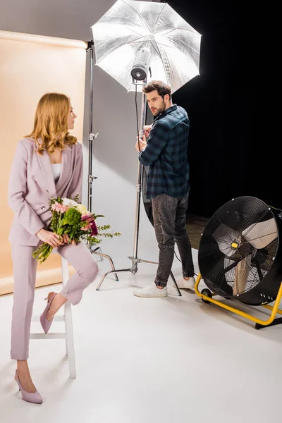 Young Photographer Working Lighting Equipment Looking Beautiful Female Model Flowers — Stock Photo, Image