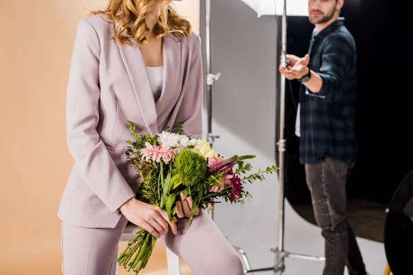 Tiro Cortado Fotógrafo Jovem Modelo Feminino Com Buquê Flores Estúdio — Fotografia de Stock Grátis