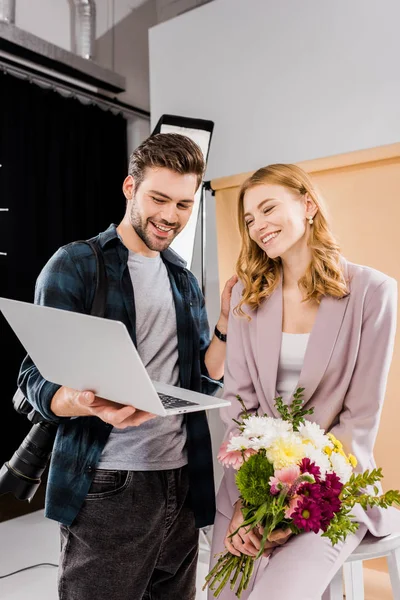 Happy Young Photographer Female Model Using Laptop Photo Studio — Free Stock Photo