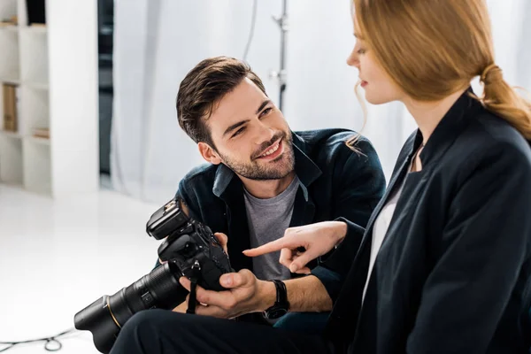 Jovem Fotógrafo Feliz Modelo Usando Câmera Fotos Juntos Estúdio — Fotografia de Stock