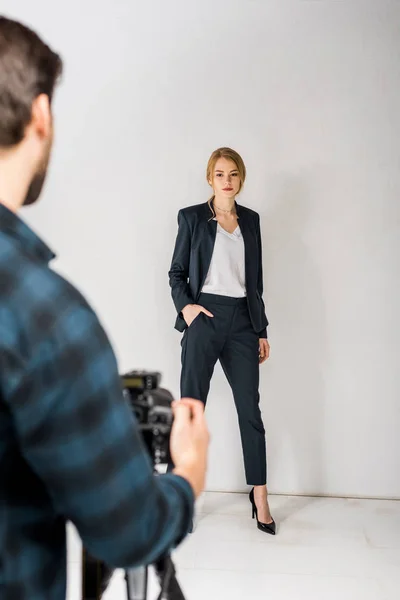 Cropped Shot Young Man Photographing Beautiful Model Photo Studio — Stock Photo, Image