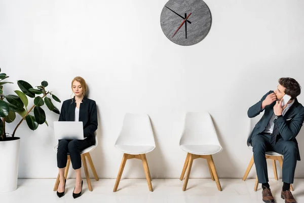 Young Businesswoman Using Laptop Nervous Businessman Talking Smartphone While Waiting — Free Stock Photo