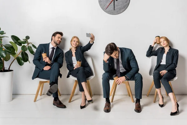 Kolaż Ludzi Biznesu Różnych Emocji Pozach Czekając Krzesła Linii — Zdjęcie stockowe