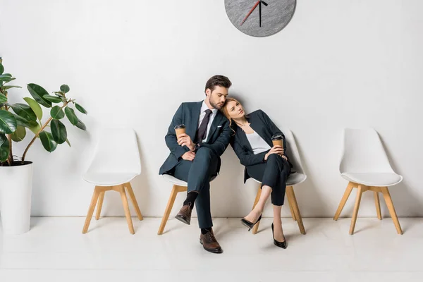 Colleghi Lavoro Annoiati Con Bicchieri Carta Seduti Sedie Linea — Foto Stock