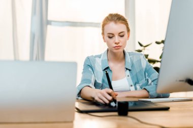güzel odaklı genç retoucher çizim tablet kullanma office 