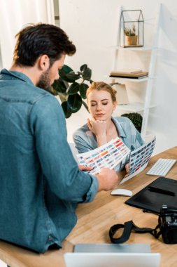 tartışmak ve fotoğraf rötuş işyeri için kontrol profesyonel genç fotoğrafçılar 