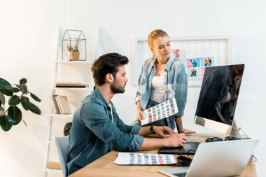 tartışmak ve office Fotoğraflarda rötuş profesyonel genç fotoğrafçılar