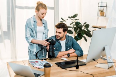 fotoğraf makinesi kullanarak ve Office fotoğraf tartışırken profesyonel genç fotoğrafçılar