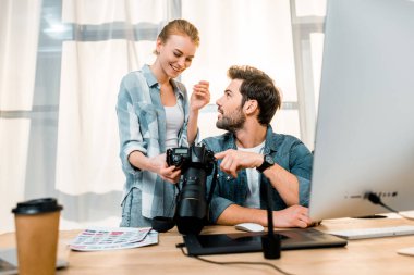 kamera kullanarak ve birbirimizi işyerinde gülümseyen profesyonel genç fotoğrafçılar