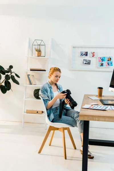 Bela Jovem Fotógrafa Usando Câmera Local Trabalho — Fotografia de Stock