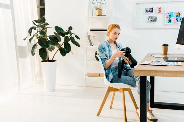 Mooie Jonge Vrouw Met Behulp Van Camera Tijdens Vergadering Werkplek — Stockfoto