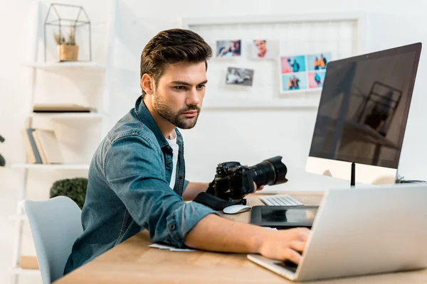 Handsome Young Photographer Holding Camera Using Laptop Office — Stock Photo, Image