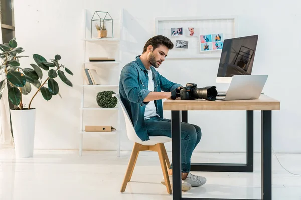 Bonito Jovem Retocador Trabalhando Com Dispositivos Digitais Escritório — Fotografia de Stock