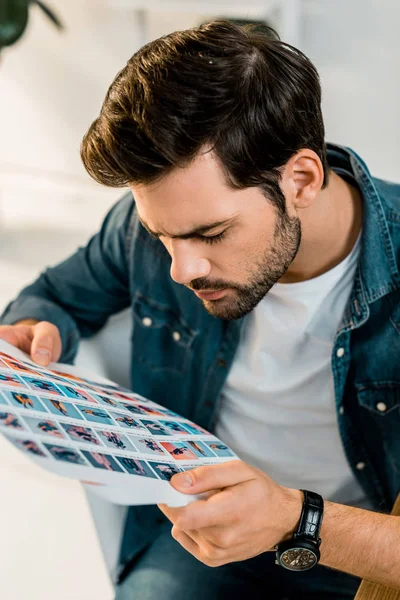 Handsome Young Photographer Looking Pictures Office — Free Stock Photo