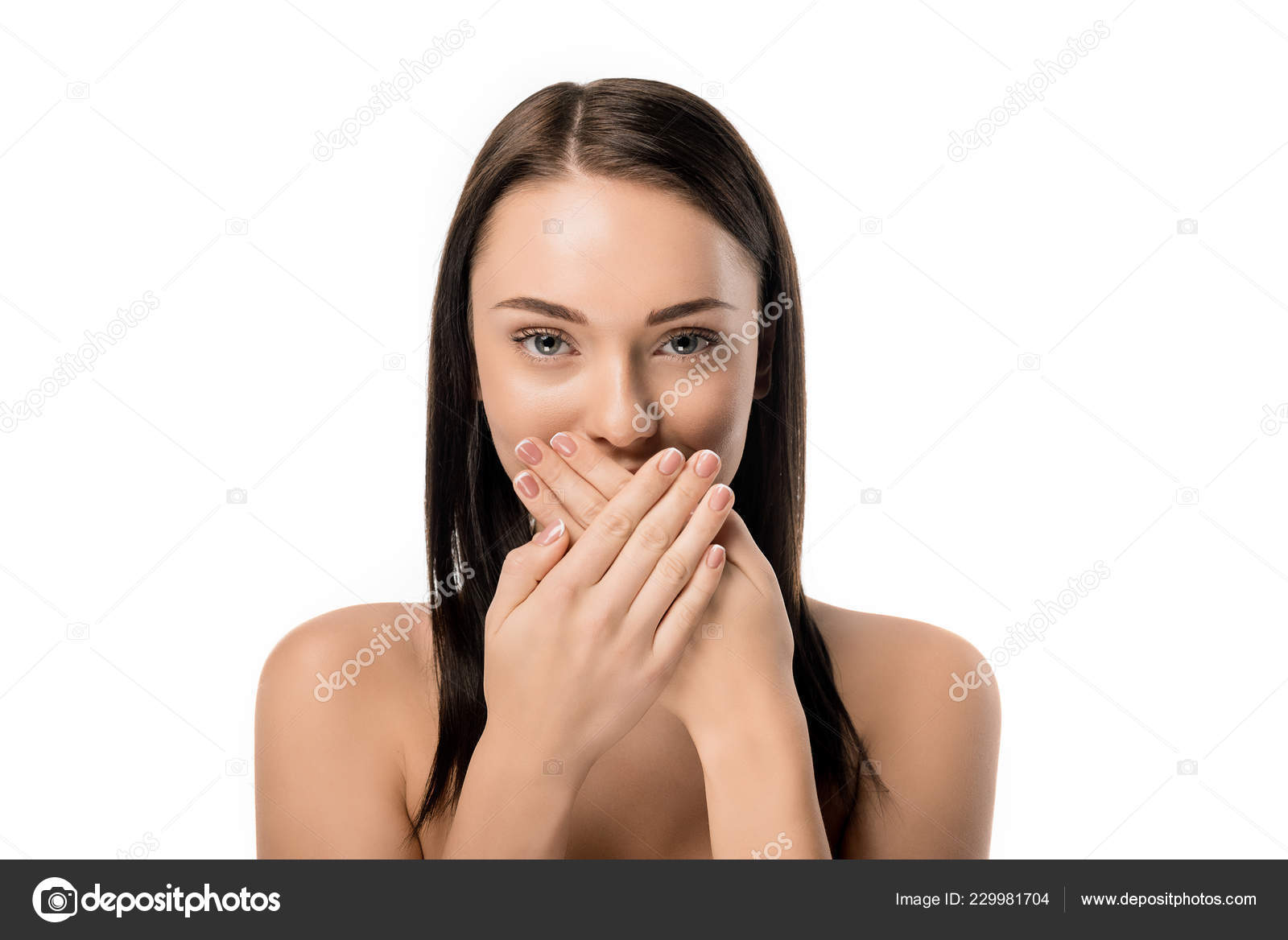 Retrato Hermosa Chica Desnuda Cerrando Boca Mirando Cámara Aislada