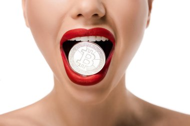 Kırmızı dudaklar üzerinde beyaz izole dişler bitcoin holding ile kızın kırpılmış atış