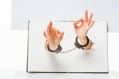 beyaz üzerine deliklerden ok işaret gösteren kelepçeli erkek kısmi görünümünü eller 