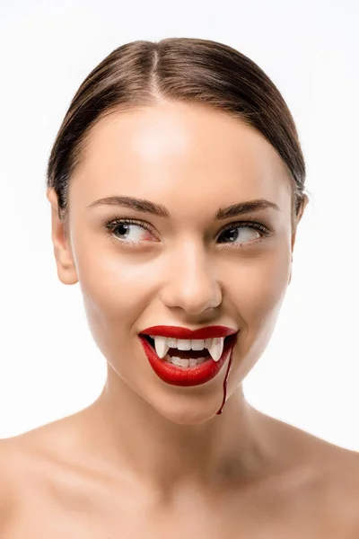 微笑的裸体女孩与红色的嘴唇 吸血鬼的尖牙和脸上的血看着孤立的白色 — 免费的图库照片
