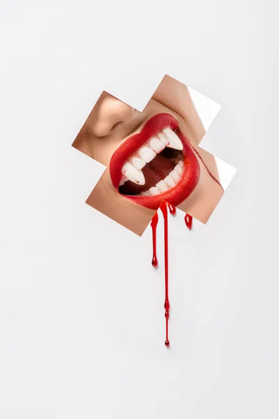 Частичный Вид Женщины Показывающей Зубы Вампира Через Крестообразную Дыру Белом — Бесплатное стоковое фото