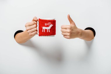 bir fincan kahve tutarak ve beyaz deliklerden başparmak gösterilmesini kadın resim kırpılmış