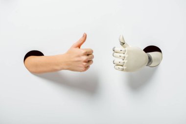 kadın ve beyaz deliklerden başparmak gösterilmesini robot kırpılmış görüntü