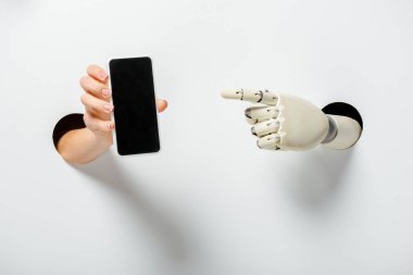 boş ekran ve üzerinde beyaz deliklerden işaret eden robot sahip tutan kadın kırpılmış görüntü