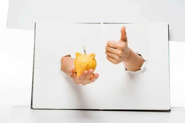 Beskuren Bild Kvinna Håller Spargris Med Mynt Och Visar Tummen — Stockfoto