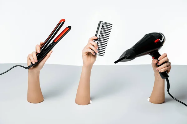 Vue Partielle Des Mains Féminines Tenant Des Outils Coiffure Travers — Photo