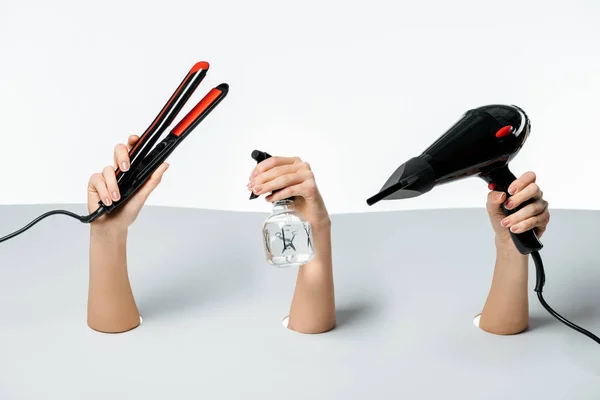 Teilansicht Von Frauen Die Frisurenwerkzeuge Durch Löcher Auf Weiß Halten — Stockfoto
