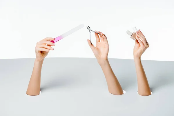 Bijgesneden Schot Van Vrouwen Houden Van Manicure Tools Gaten Wit — Stockfoto