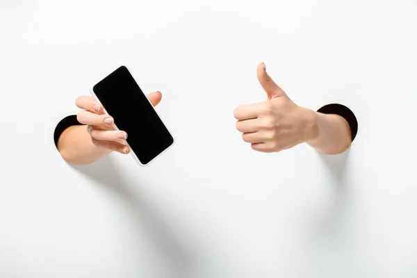 Imagem Cortada Mulher Segurando Smartphone Com Tela Branco Mostrando Polegar — Fotografia de Stock