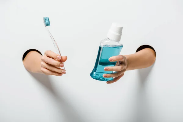 Abgeschnittenes Bild Einer Frau Mit Zahnbürste Und Mundspülung Löchern Auf — Stockfoto