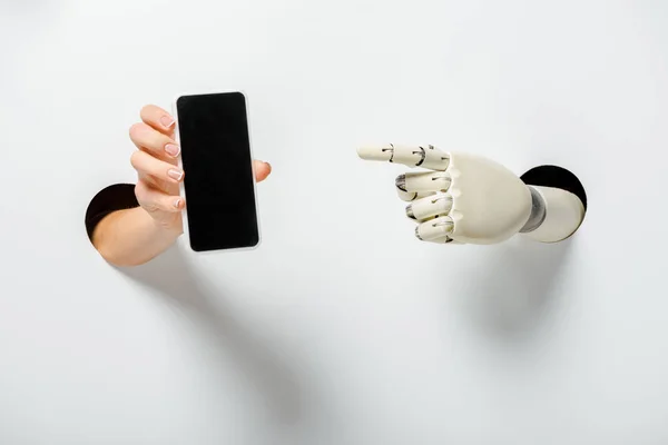 Bijgesneden Afbeelding Van Vrouw Met Smartphone Met Leeg Scherm Robot — Stockfoto