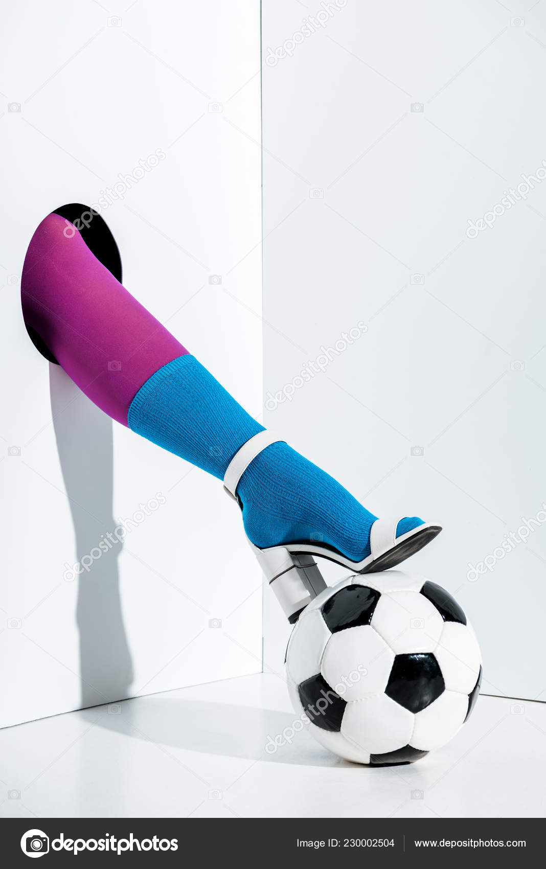 Gambar Dipotong Gadis Menempatkan Kaki Dalam Celana Ungu Stylish