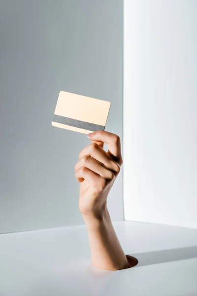 Imagem Cortada Mulher Segurando Cartão Crédito Mão Através Buraco Branco — Fotografia de Stock