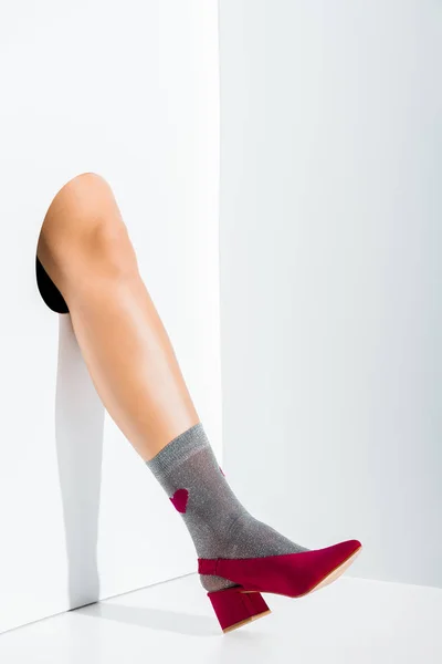 Περικομμένη Εικόνα Κορίτσι Δείχνει Πόδι Γκρι Κάλτσα Καρδιά Και Burgundy — Δωρεάν Φωτογραφία