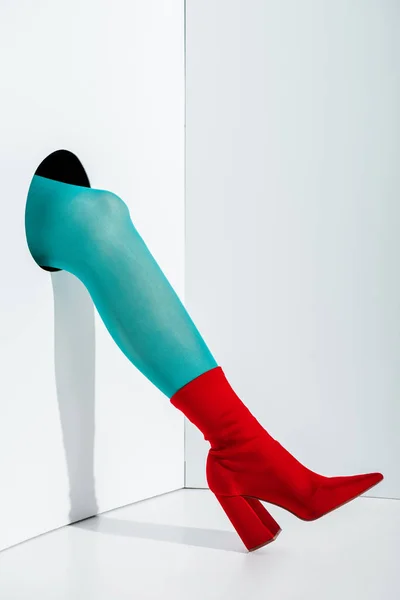 Cropped Image Woman Showing Leg Turquoise Tights Red Shoe Hole — Stock Photo, Image