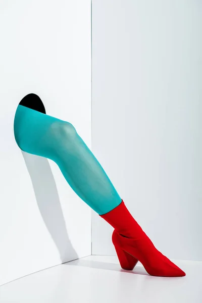 Обрезанное Изображение Девушки Показывающей Ногу Стильных Бирюзовых Колготках Красной Обуви — Бесплатное стоковое фото