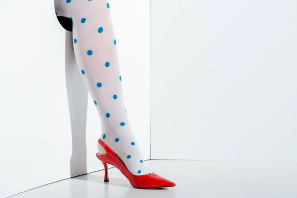 Beskuren Bild Tjej Visar Ben Vita Tights Med Blå Prickar — Gratis stockfoto