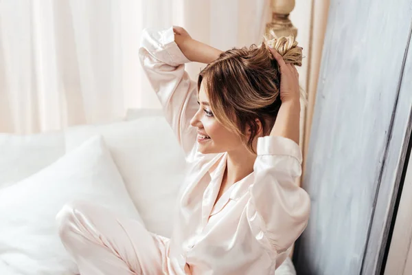 Heureuse Fille Blonde Pyjama Assis Dans Lit Pendant Matin Maison — Photo