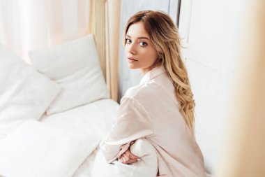 güzel sarışın kız evde yatakta kamera bakarak seçici odak