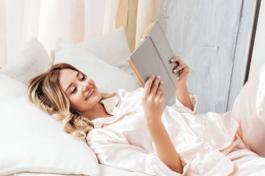 pijama okuma kitabı sabah süre evde yatakta mutlu genç kadın