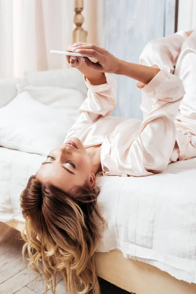 Attractive Girl Using Smartphone Bed Morning Time Home — Free Stock Photo